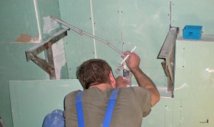 Teil der Unterkonstruktion, Monteur der Sanitärfirma bei der Montage